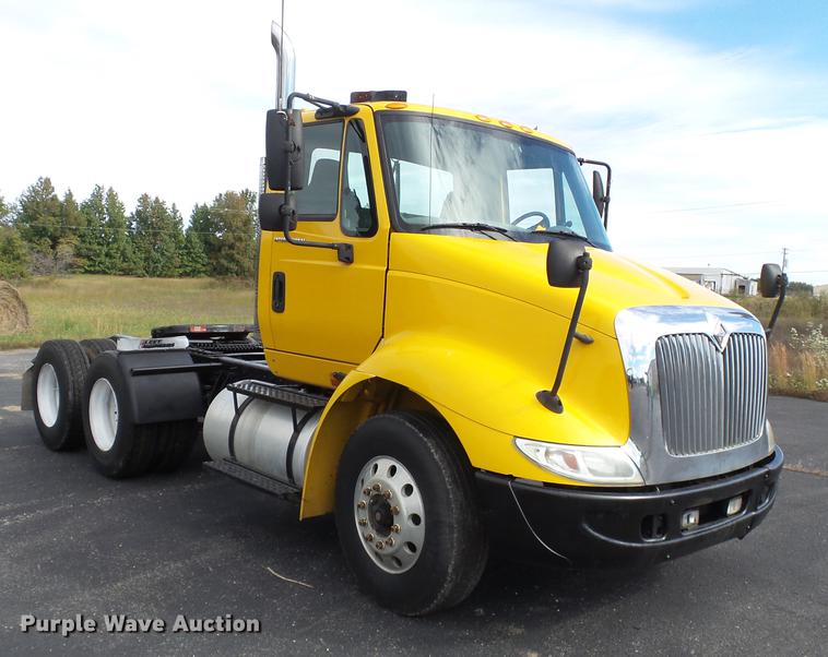 image for item DD2470 2005 International 8600 semi truck