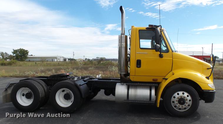 image for item DD2470 2005 International 8600 semi truck