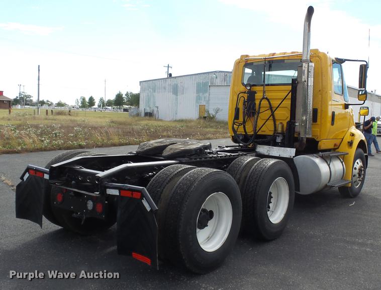 image for item DD2470 2005 International 8600 semi truck