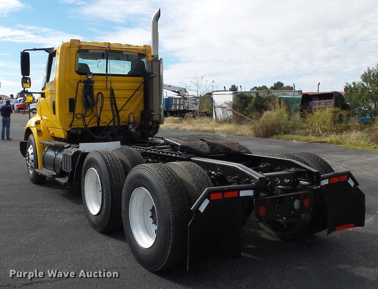 image for item DD2470 2005 International 8600 semi truck