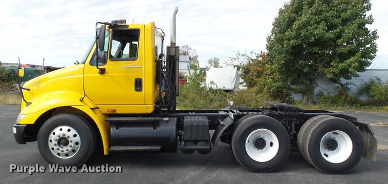 image for item DD2470 2005 International 8600 semi truck
