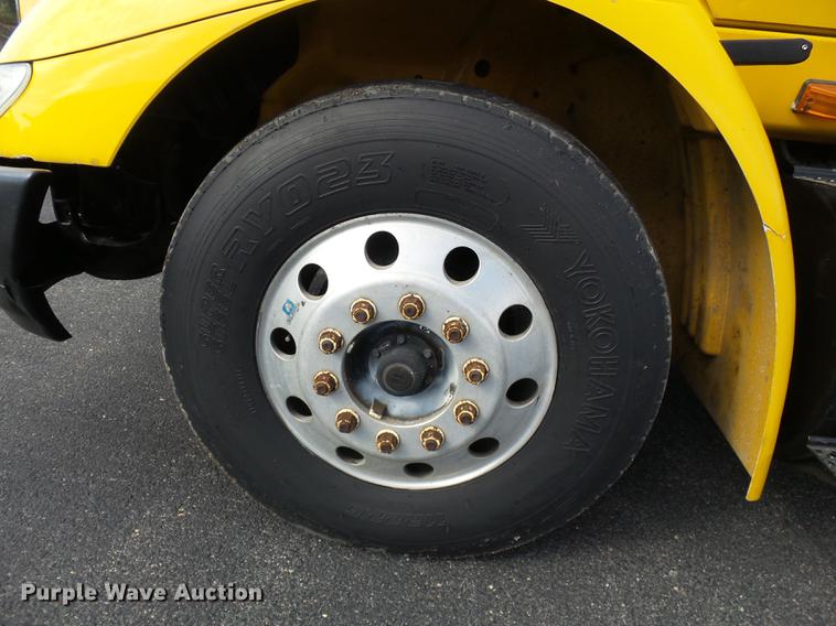 image for item DD2470 2005 International 8600 semi truck