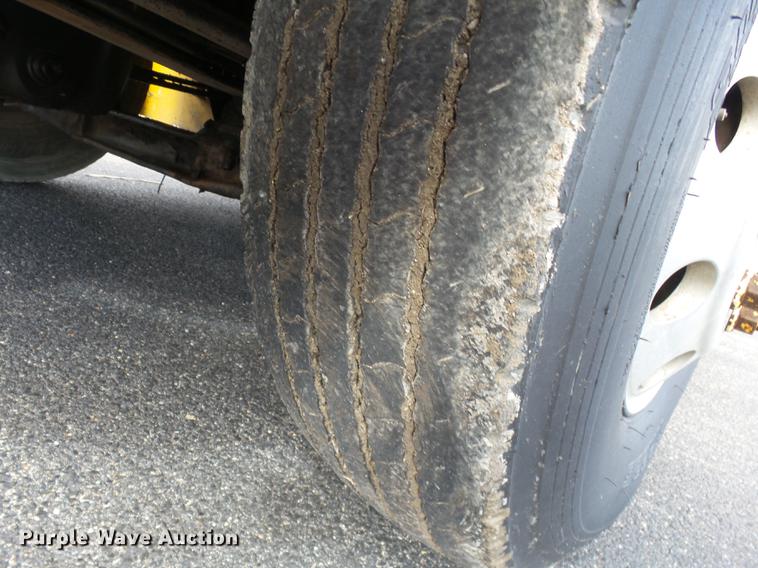 image for item DD2470 2005 International 8600 semi truck