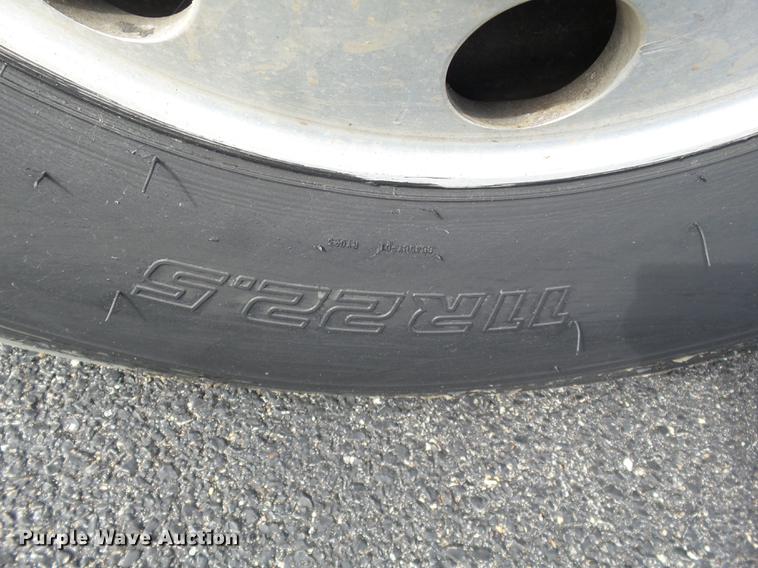 image for item DD2470 2005 International 8600 semi truck