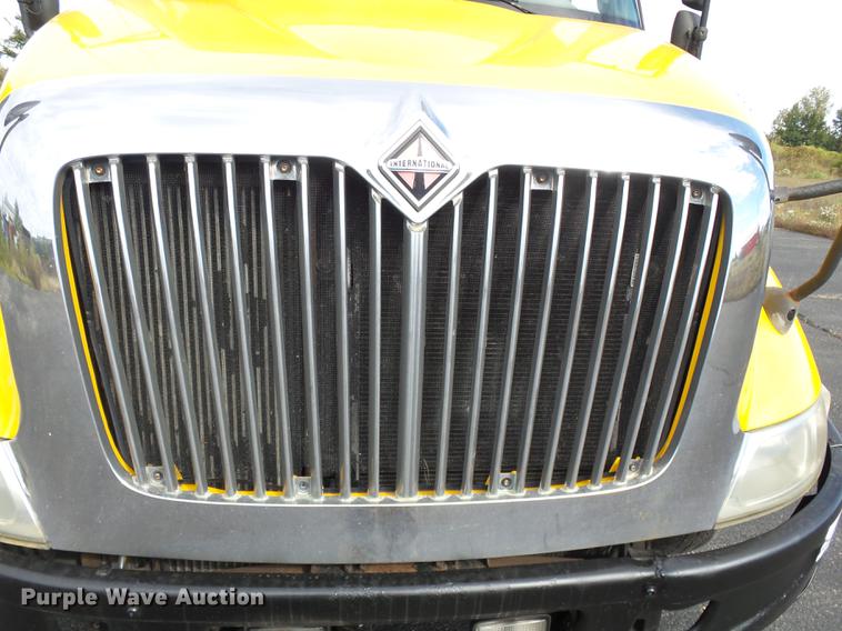 image for item DD2470 2005 International 8600 semi truck