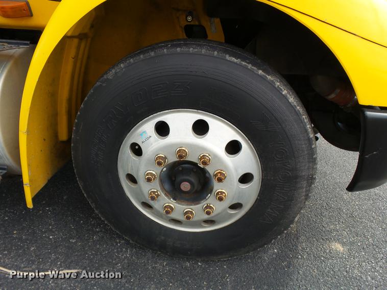 image for item DD2470 2005 International 8600 semi truck