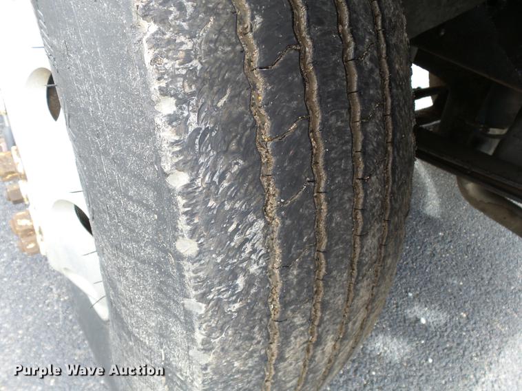 image for item DD2470 2005 International 8600 semi truck