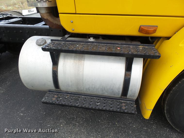 image for item DD2470 2005 International 8600 semi truck