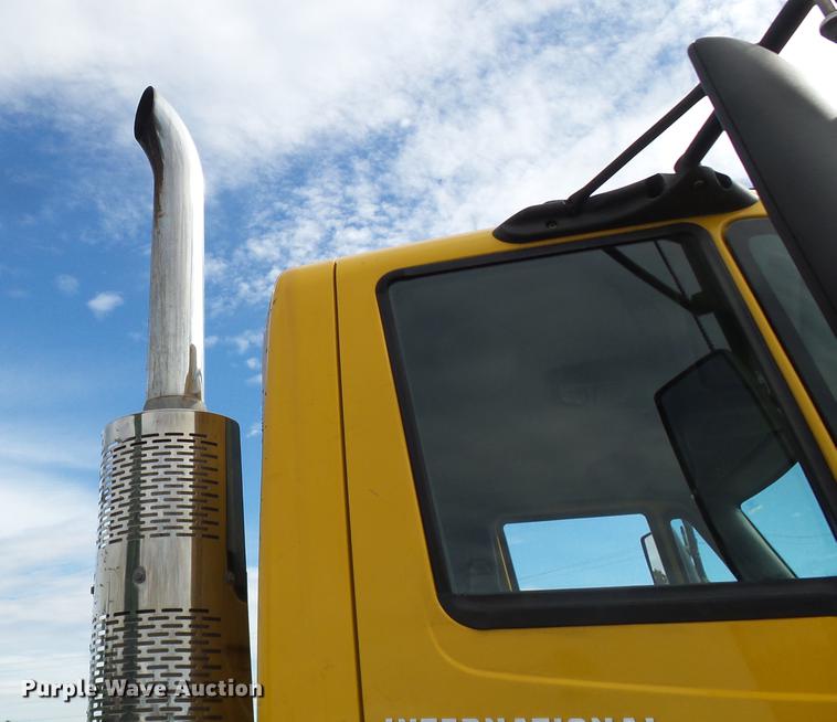 image for item DD2470 2005 International 8600 semi truck