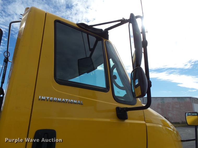 image for item DD2470 2005 International 8600 semi truck