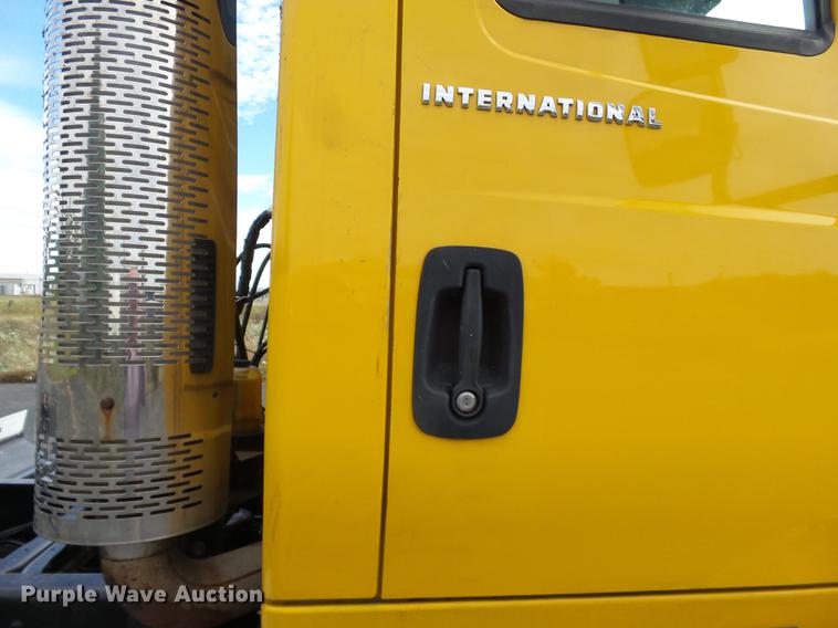 image for item DD2470 2005 International 8600 semi truck