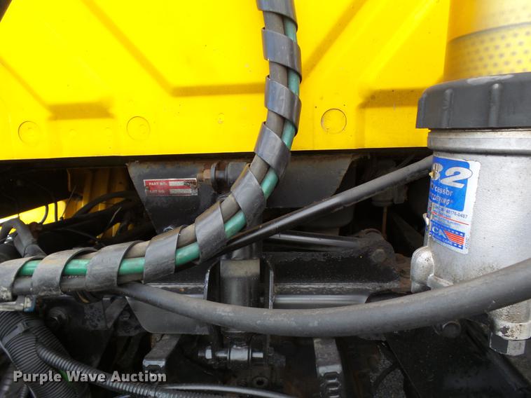 image for item DD2470 2005 International 8600 semi truck