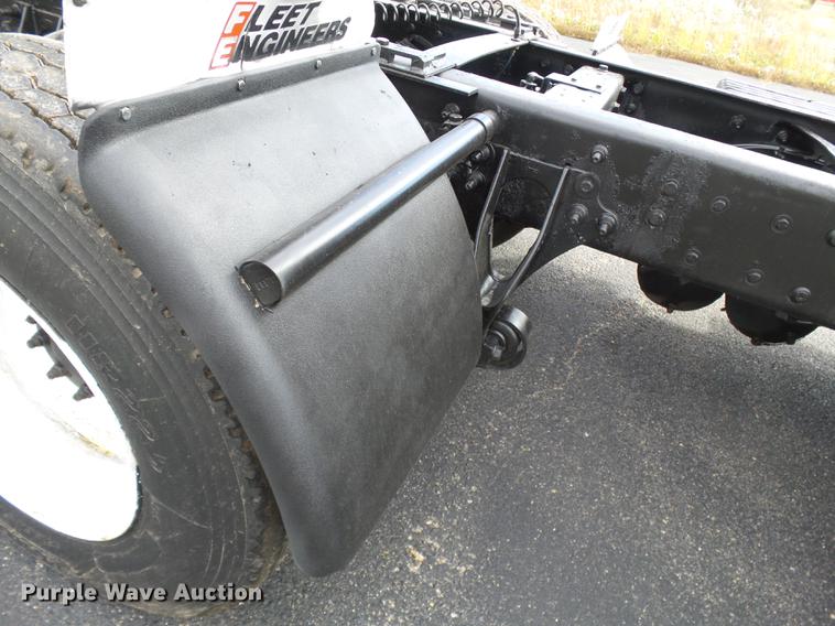 image for item DD2470 2005 International 8600 semi truck