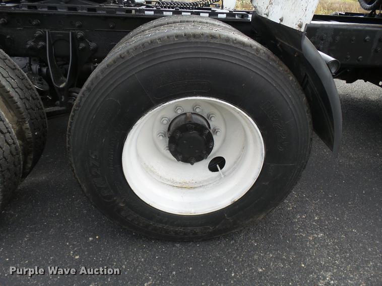 image for item DD2470 2005 International 8600 semi truck