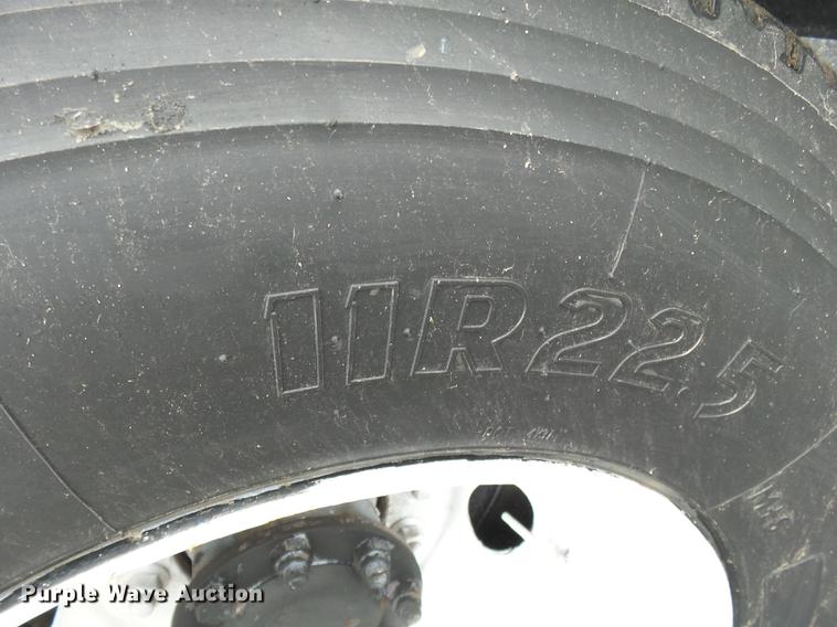 image for item DD2470 2005 International 8600 semi truck