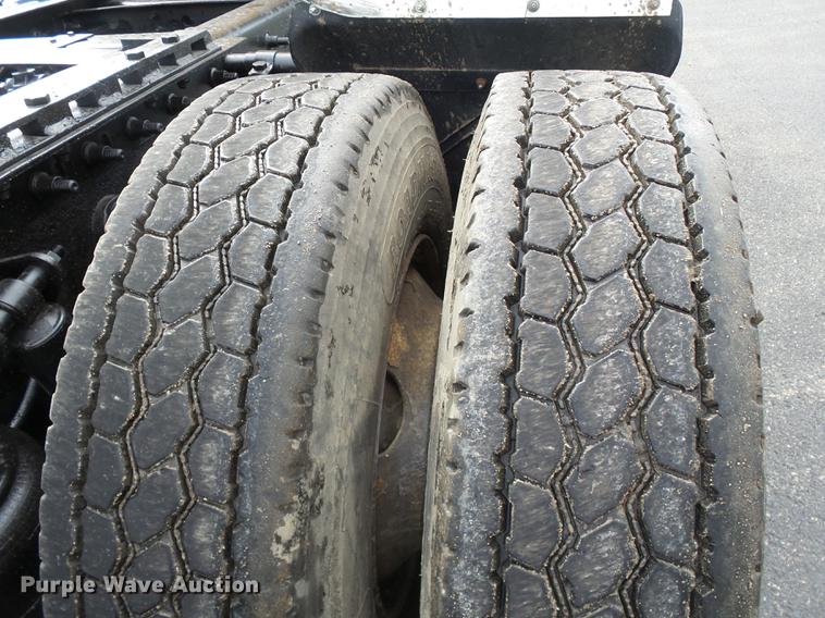 image for item DD2470 2005 International 8600 semi truck