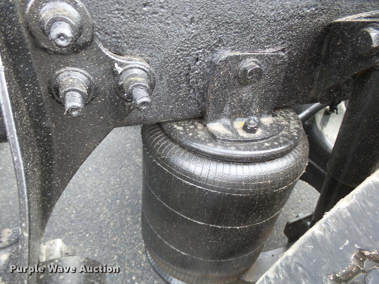 image for item DD2470 2005 International 8600 semi truck