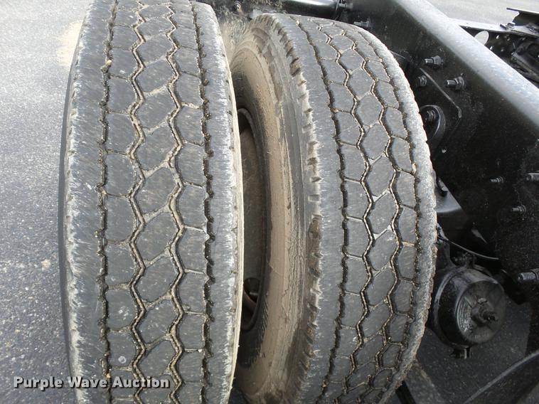 image for item DD2470 2005 International 8600 semi truck