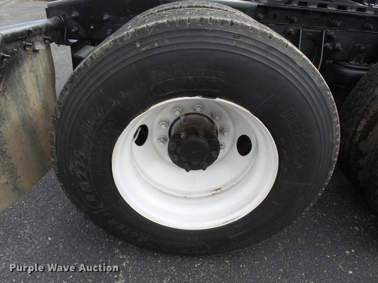 image for item DD2470 2005 International 8600 semi truck