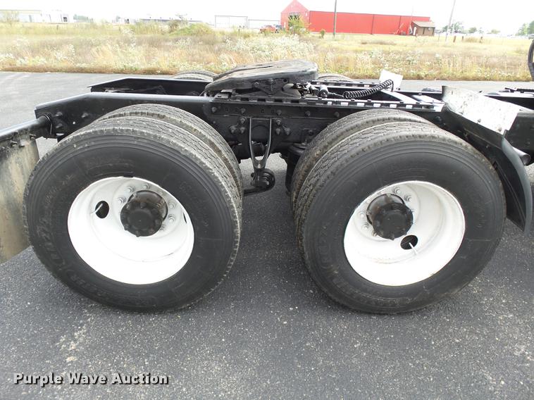 image for item DD2470 2005 International 8600 semi truck