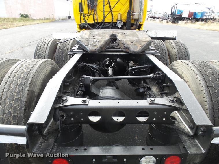 image for item DD2470 2005 International 8600 semi truck