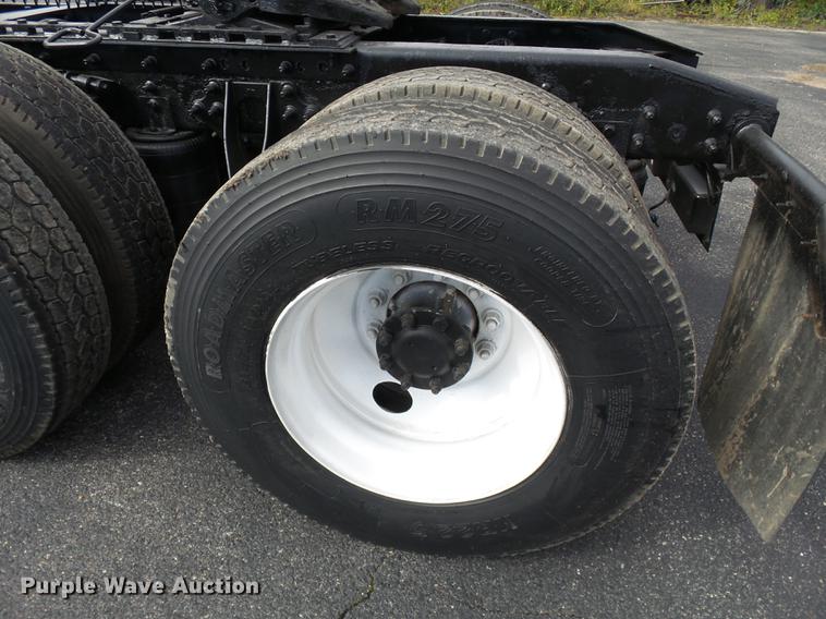 image for item DD2470 2005 International 8600 semi truck