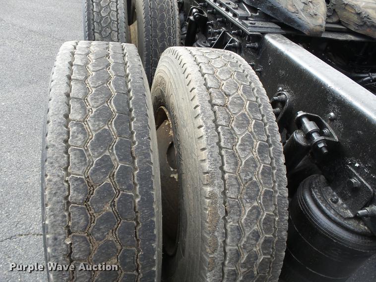 image for item DD2470 2005 International 8600 semi truck