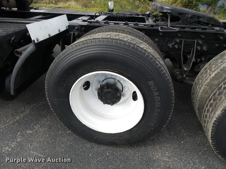 image for item DD2470 2005 International 8600 semi truck