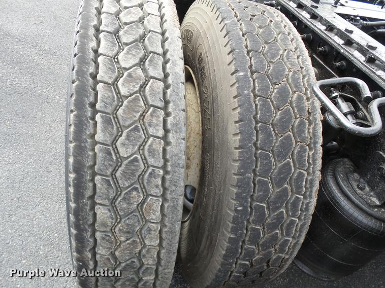 image for item DD2470 2005 International 8600 semi truck