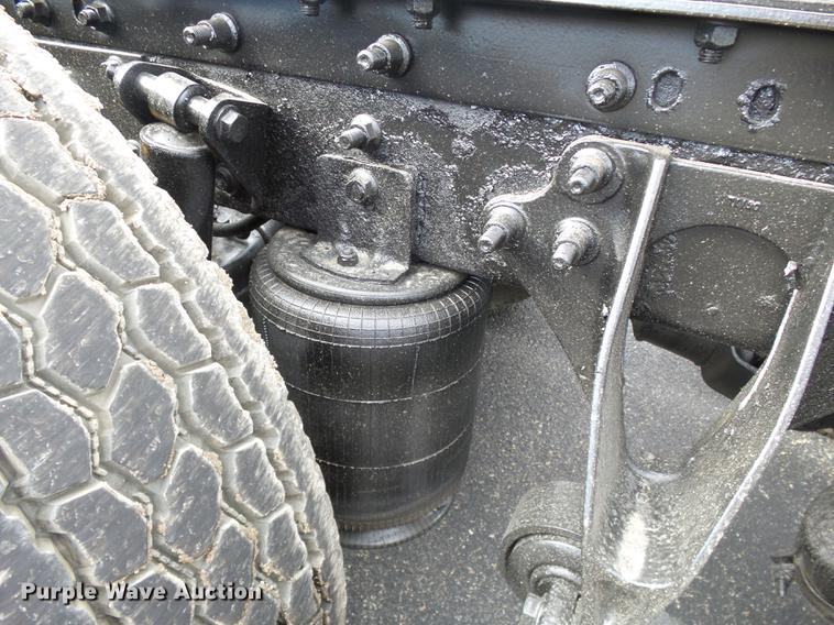 image for item DD2470 2005 International 8600 semi truck