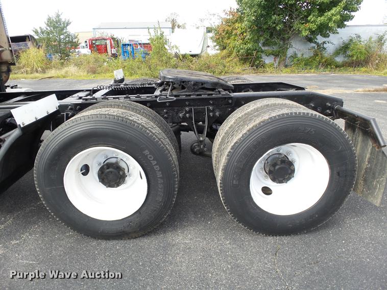 image for item DD2470 2005 International 8600 semi truck