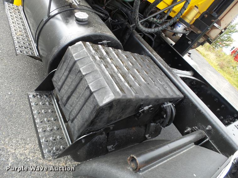 image for item DD2470 2005 International 8600 semi truck