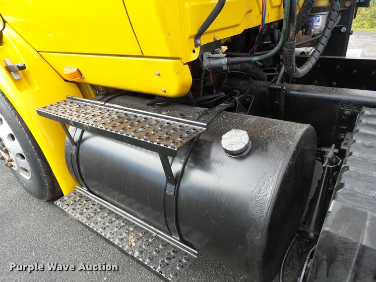 image for item DD2470 2005 International 8600 semi truck