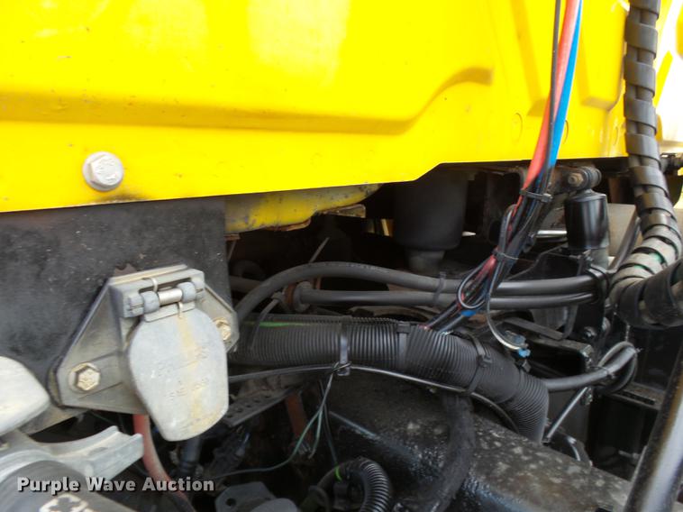 image for item DD2470 2005 International 8600 semi truck