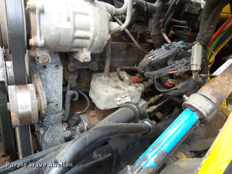 image for item DD2470 2005 International 8600 semi truck