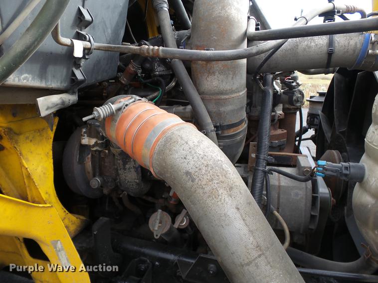 image for item DD2470 2005 International 8600 semi truck