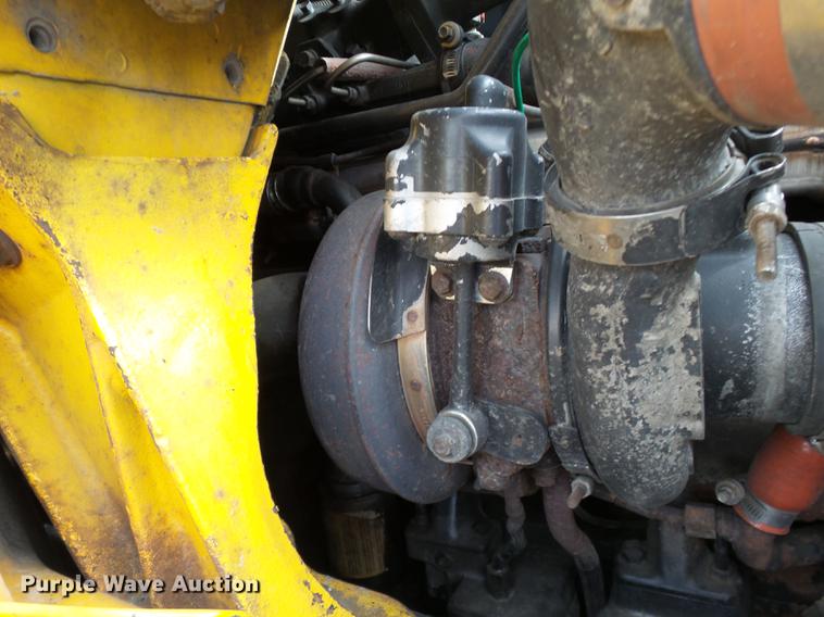 image for item DD2470 2005 International 8600 semi truck