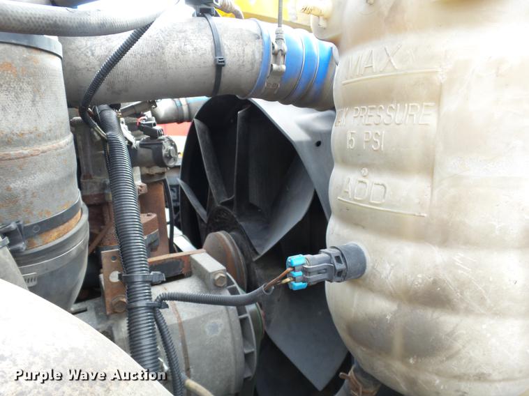 image for item DD2470 2005 International 8600 semi truck