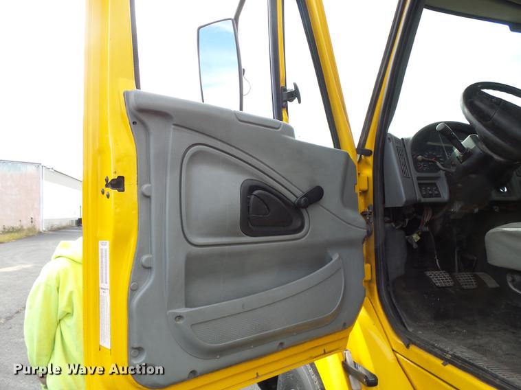 image for item DD2470 2005 International 8600 semi truck