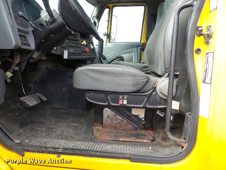 image for item DD2470 2005 International 8600 semi truck