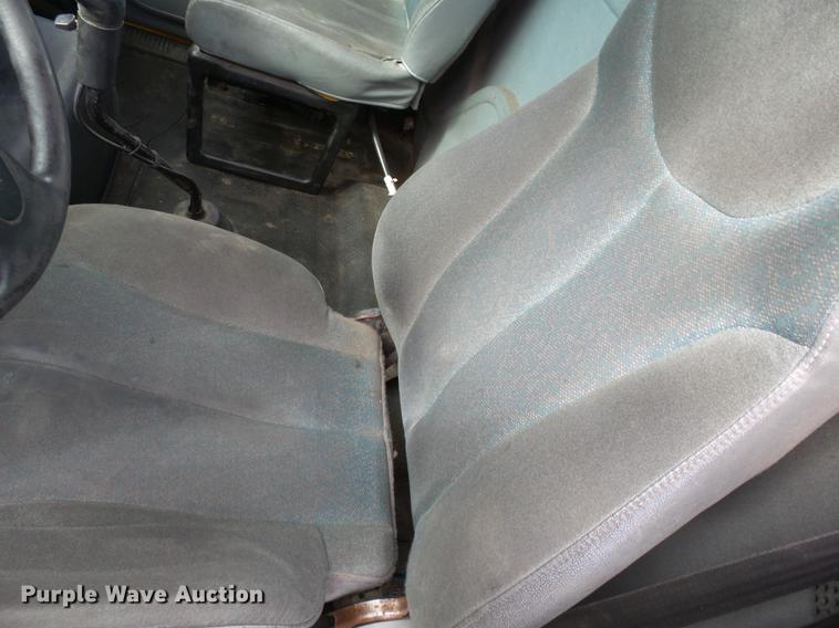 image for item DD2470 2005 International 8600 semi truck