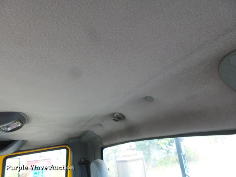 image for item DD2470 2005 International 8600 semi truck