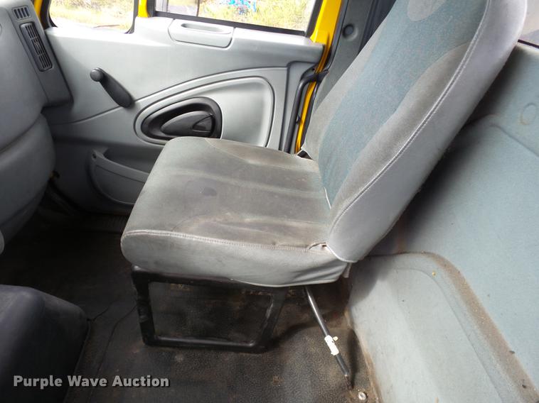 image for item DD2470 2005 International 8600 semi truck