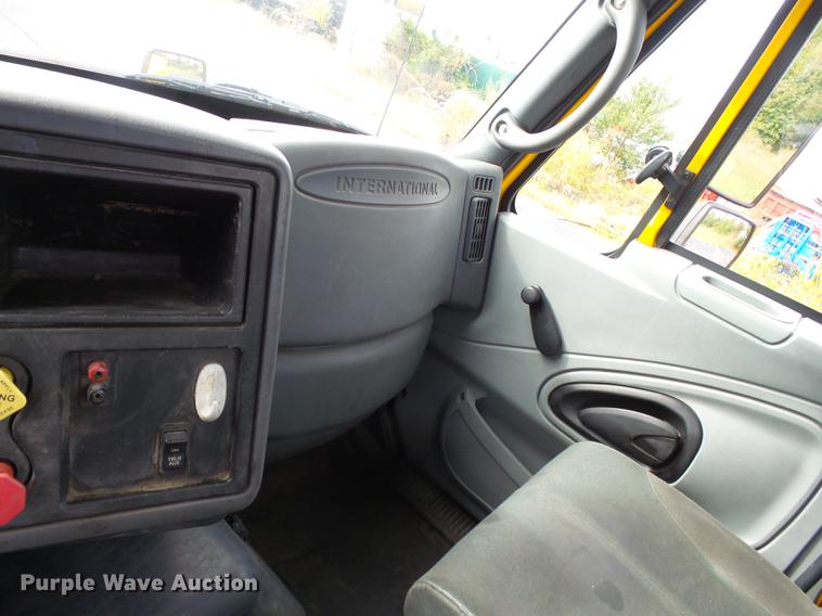 image for item DD2470 2005 International 8600 semi truck