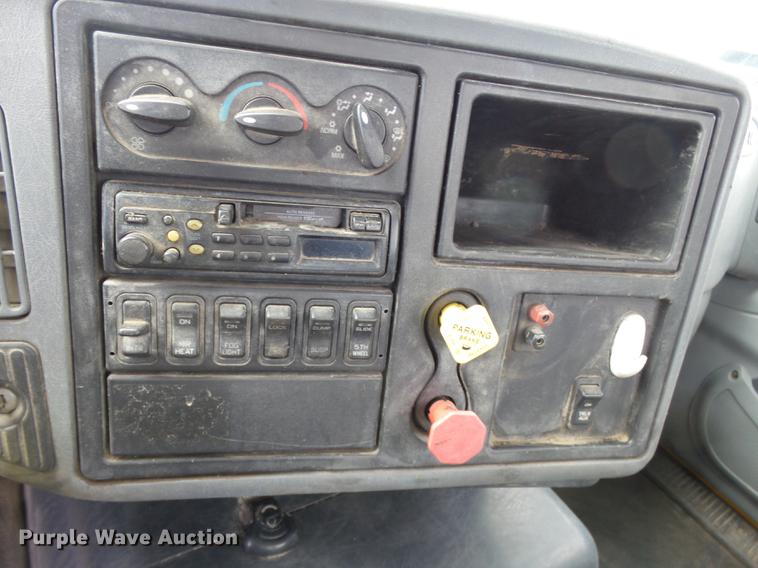 image for item DD2470 2005 International 8600 semi truck