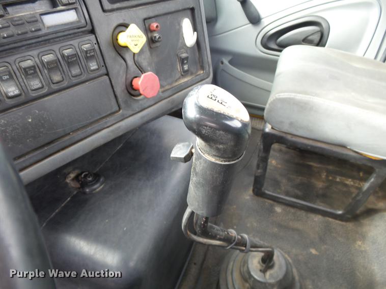 image for item DD2470 2005 International 8600 semi truck