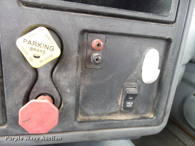 image for item DD2470 2005 International 8600 semi truck