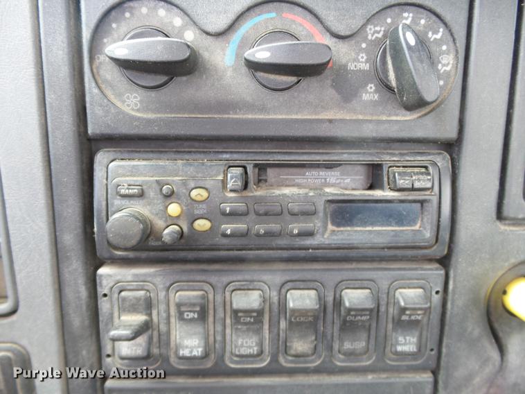 image for item DD2470 2005 International 8600 semi truck