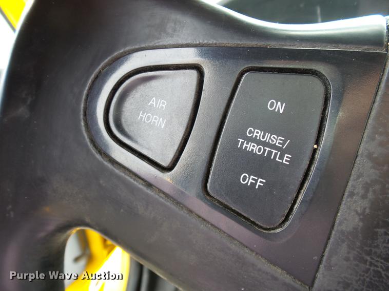 image for item DD2470 2005 International 8600 semi truck