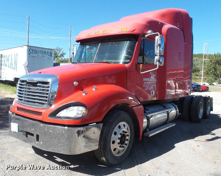image for item DD2484 2006 Freightliner Columbia semi truck